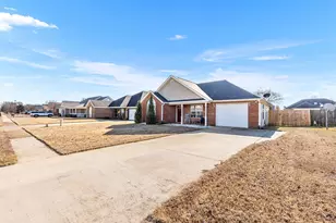 221 Wembley Dr, Warner Robins, GA 31088 - Photo 2