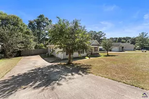 200 Crestwood Cir, Centerville, GA 31028 - Photo 2