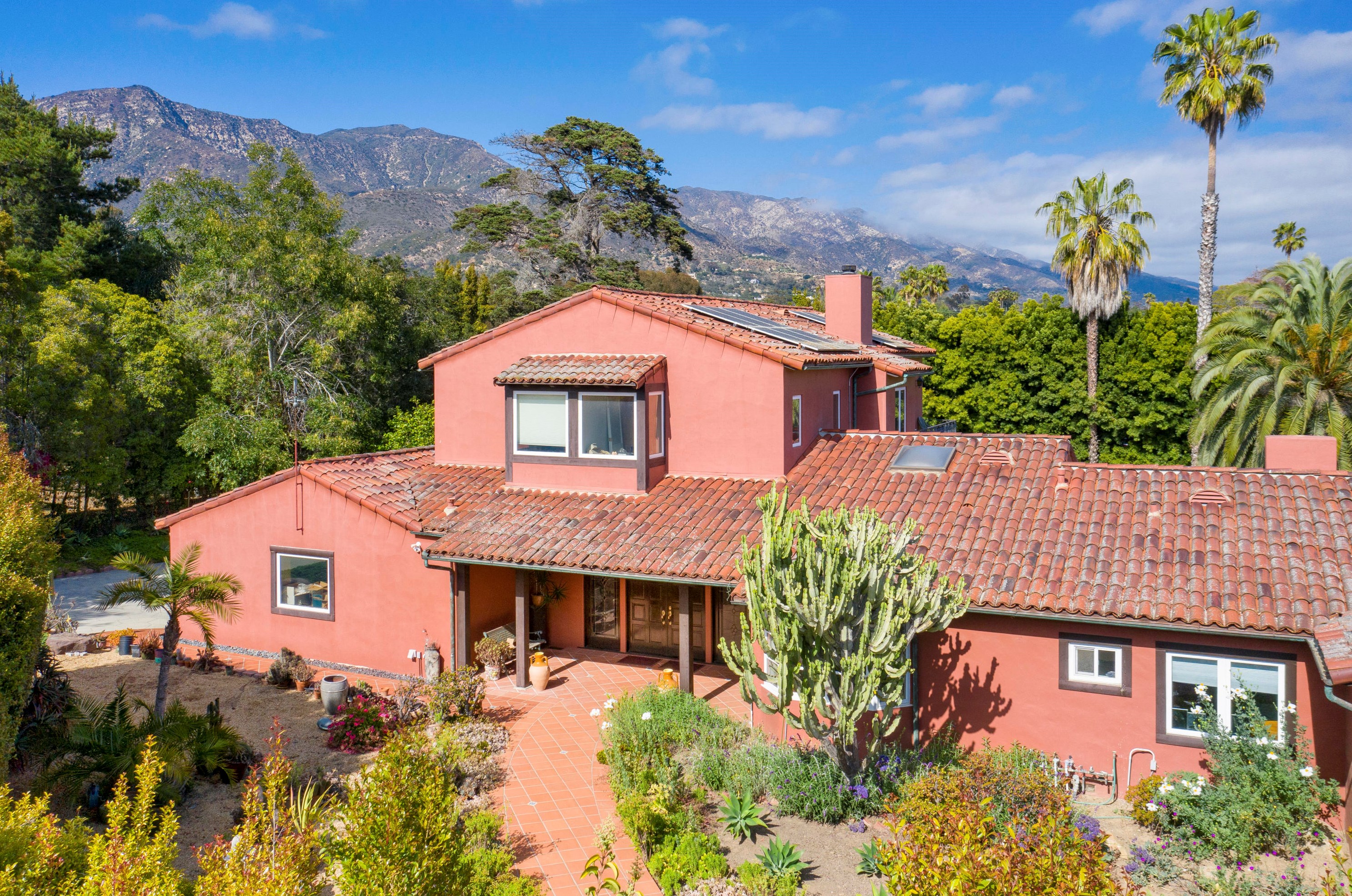 564 Santa Angela Ln, Santa Barbara CA  93108-1244 exterior
