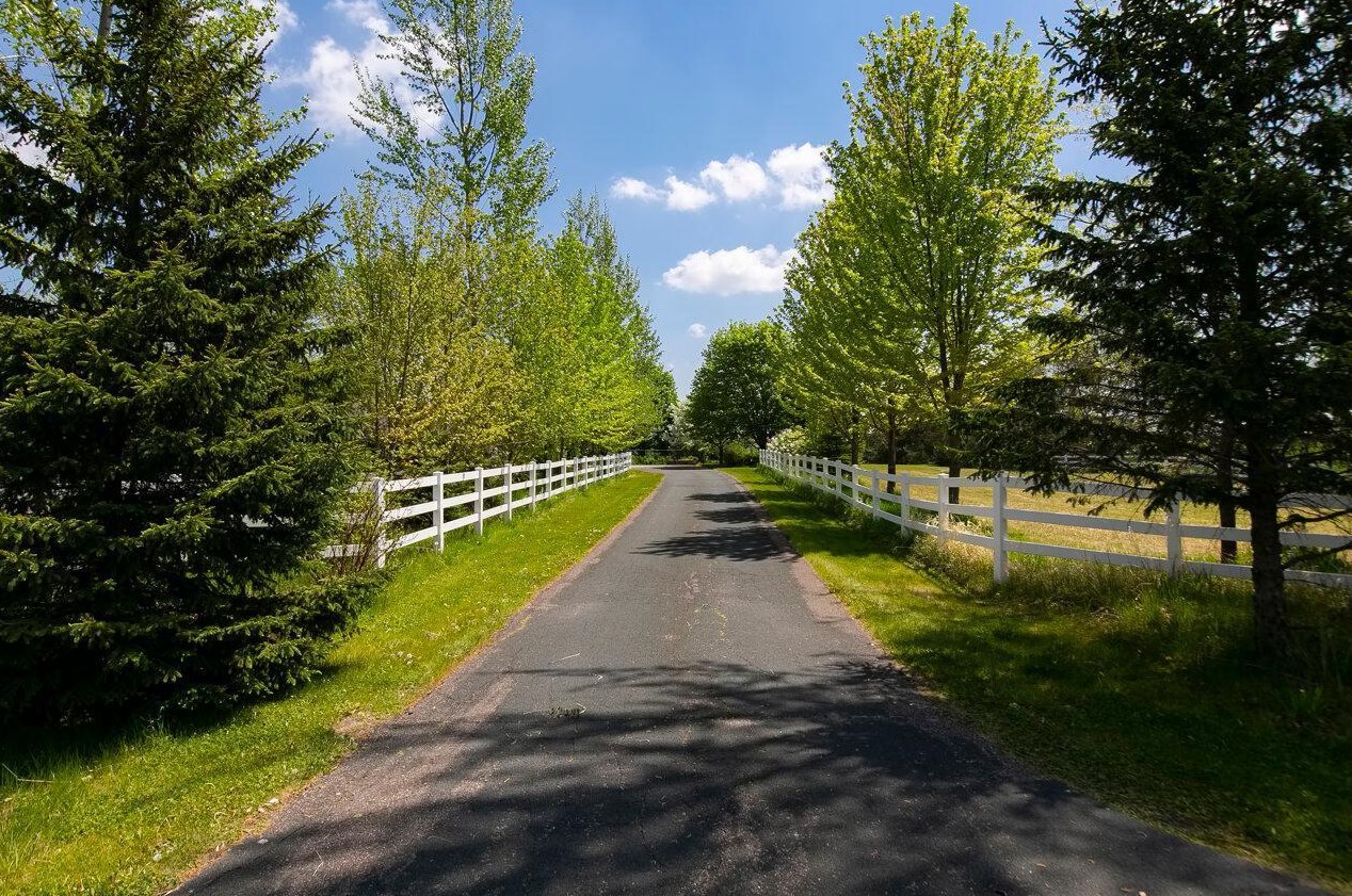 2692 Becker Rd, Maple Plain, MN 55359