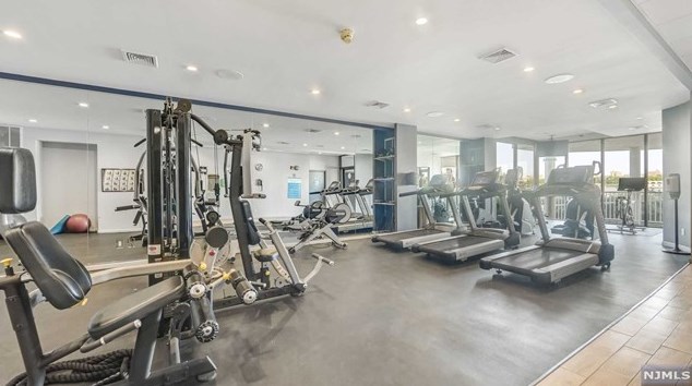 1077 River Rd, Edgewater NJ  07020-1336 exterior