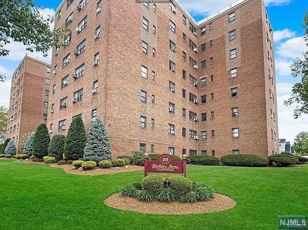 208 Anderson St, Hackensack NJ  07601-3519 exterior
