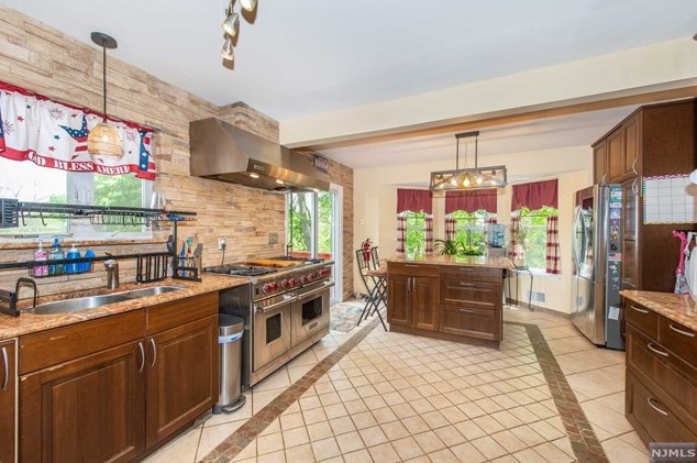 6 Ogden Ter, Kinnelon NJ 07405-1112 exterior