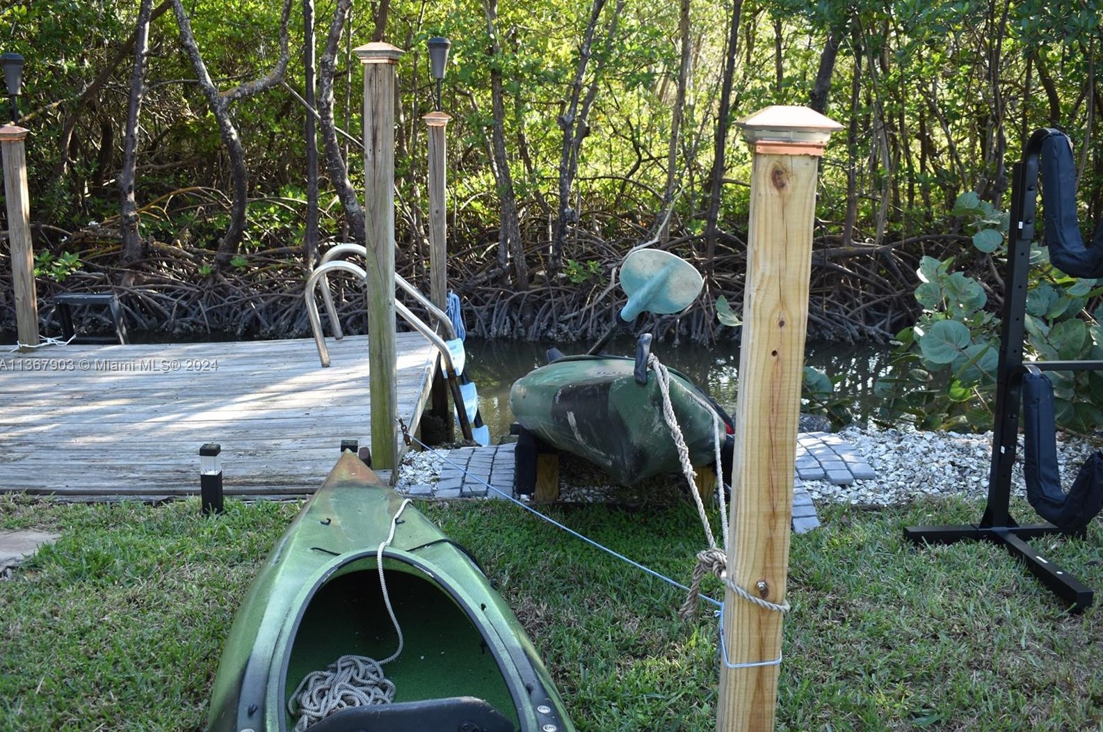 32 Fairview Blvd, Fort Myers Beach FL  33931-4565 exterior