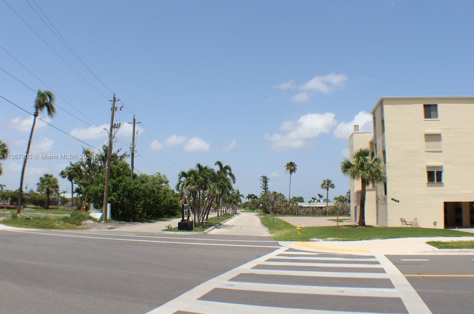 32 Fairview Blvd, Fort Myers Beach FL  33931-4565 exterior