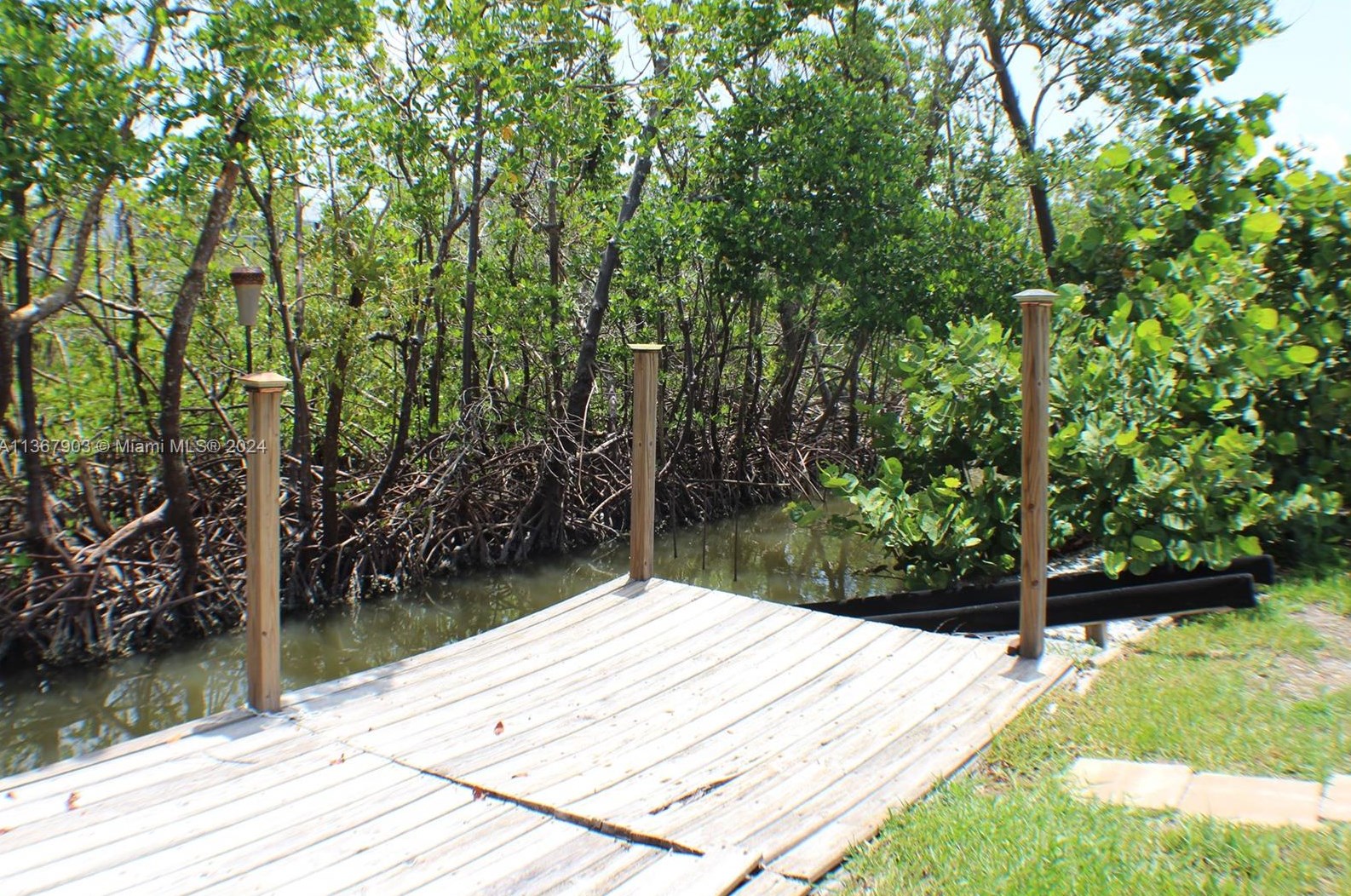 32 Fairview Blvd, Fort Myers Beach FL  33931-4565 exterior