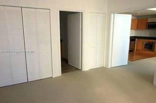 300 S Biscayne Blvd, Miami, FL 33131 - Photo 2