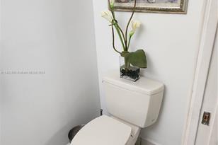 8260 NW 10th St, Miami, FL 33126 - Photo 8