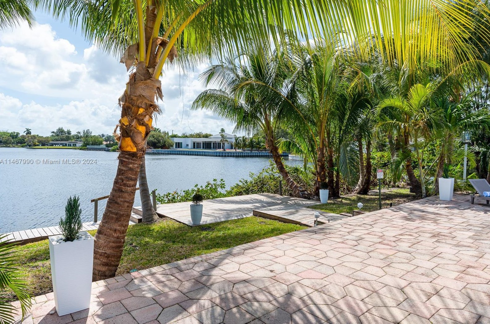 2500 199th St, Miami, FL 33180-1908