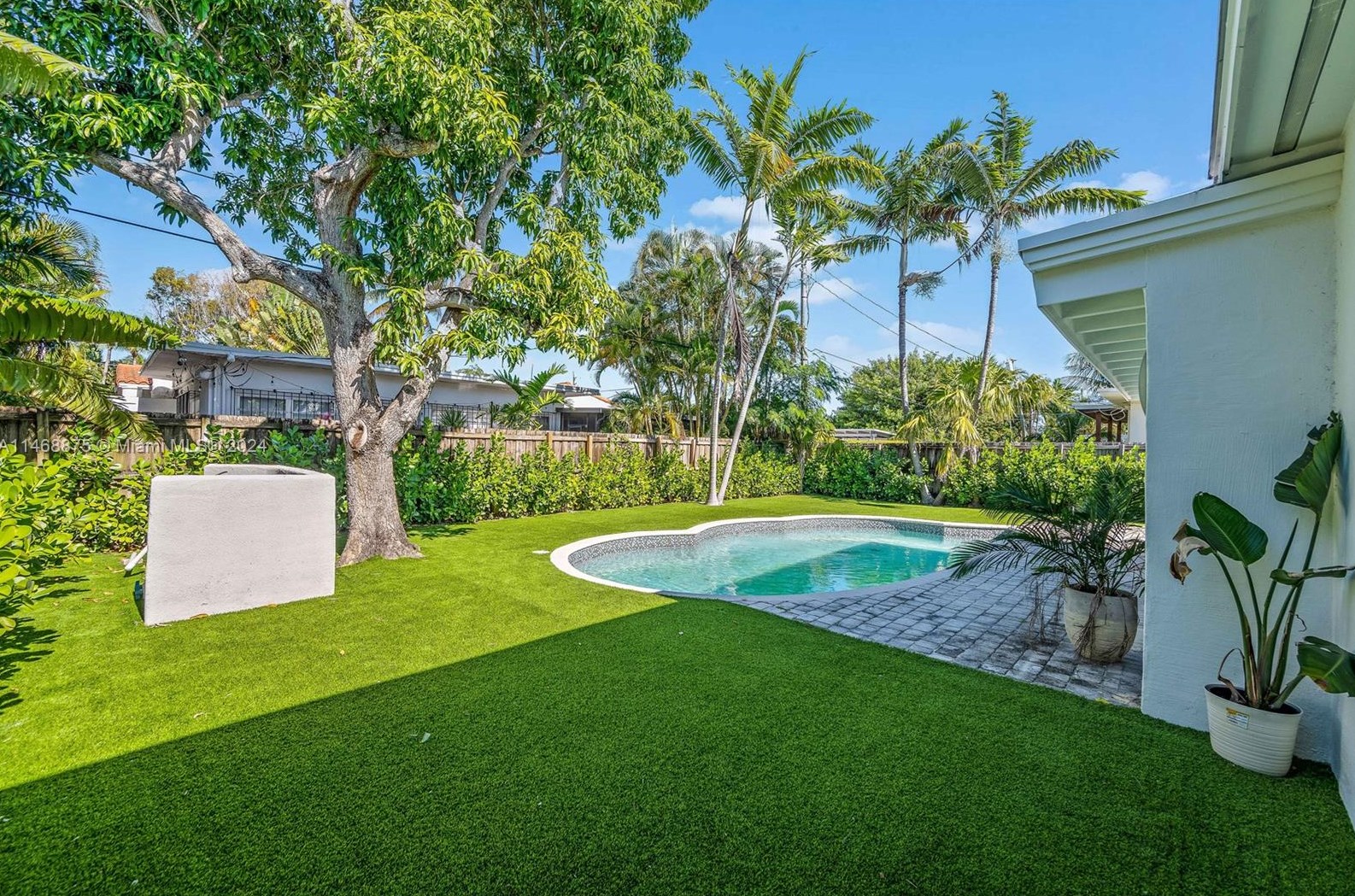 345 Fairway Dr, Miami FL exterior