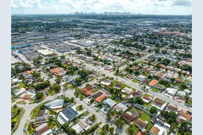 901 E 32nd St, Hialeah, FL 33013 - Photo 12