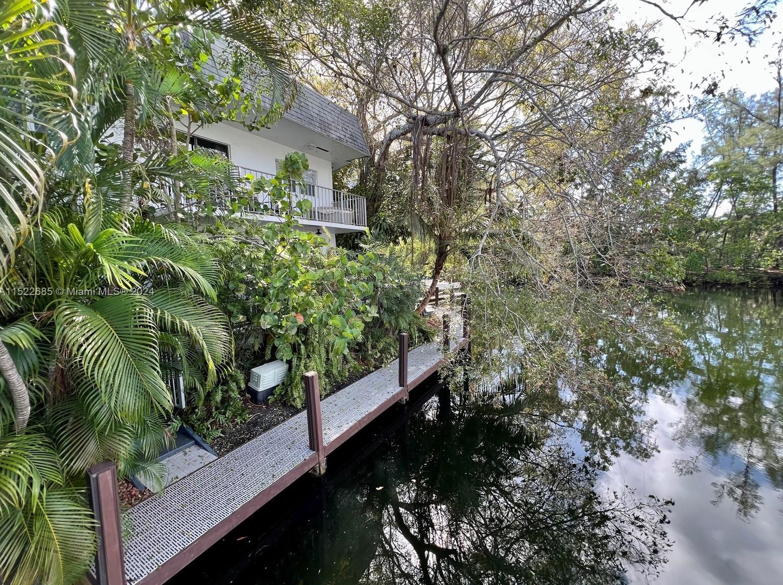 1860 Venice Park Dr, Miami, FL 33181-1910