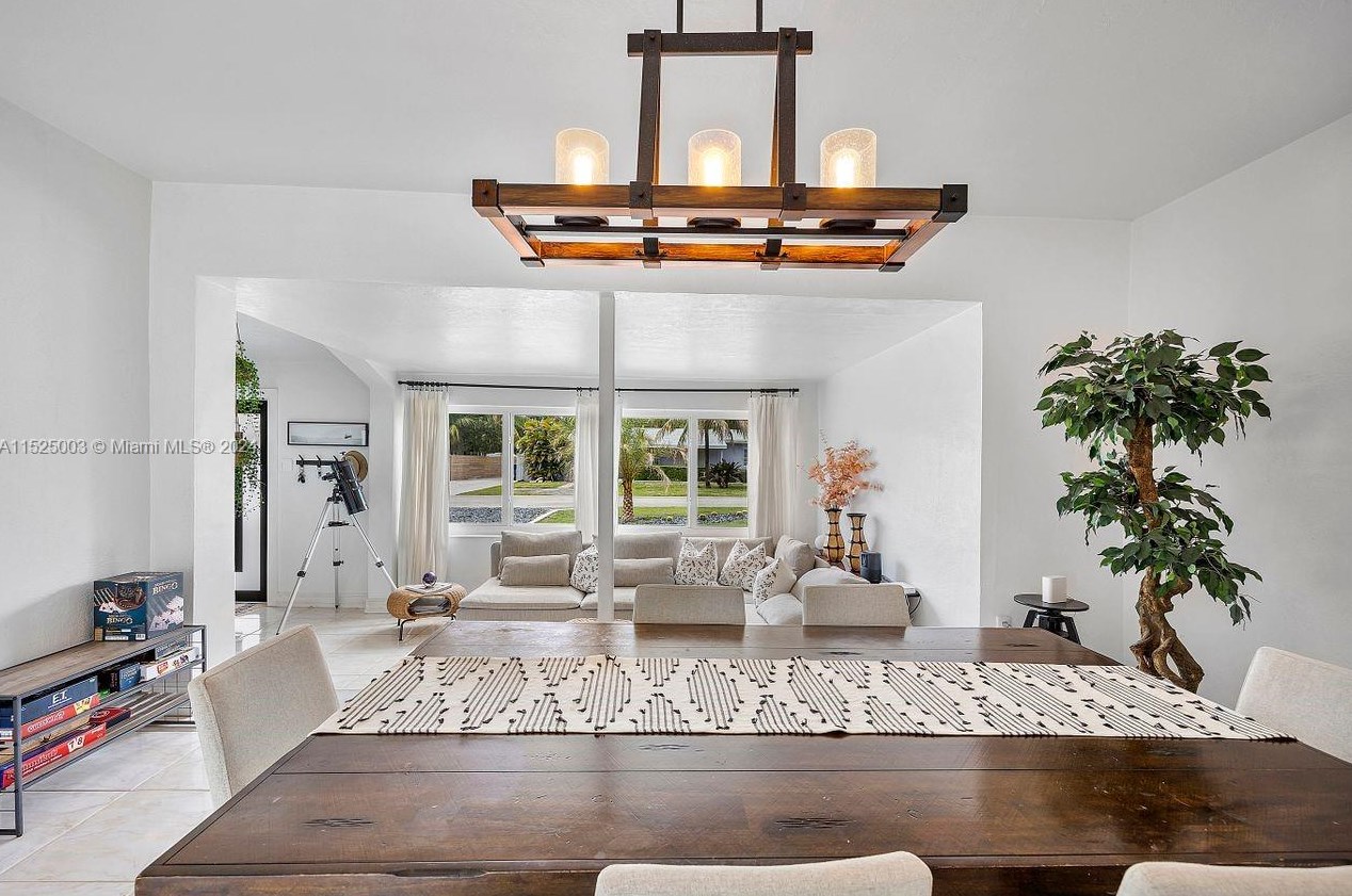 5900 58th Ter, Miami FL  33143-2219 exterior