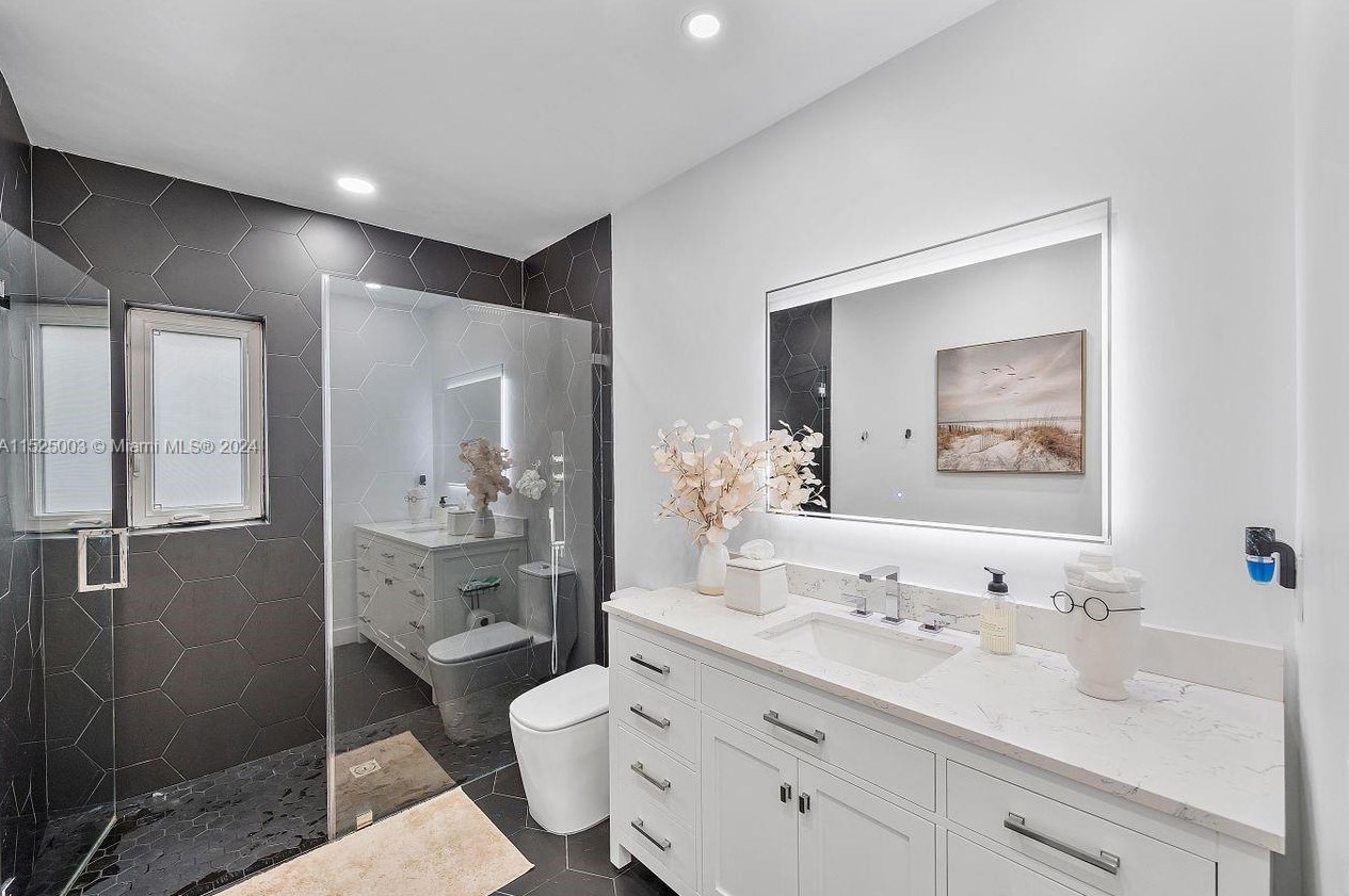 5900 58th Ter, Miami FL  33143-2219 exterior