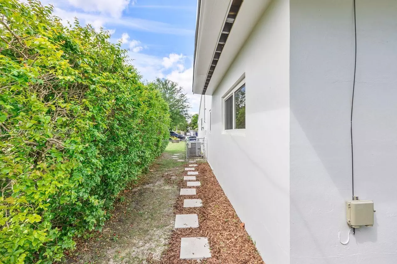 5900 58th Ter, Miami FL  33143-2219 exterior