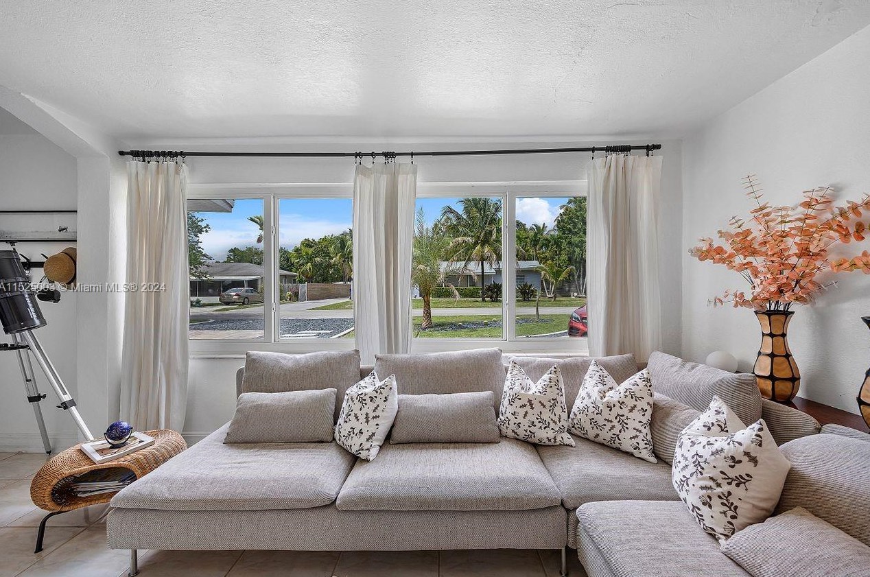 5900 58th Ter, Miami FL  33143-2219 exterior