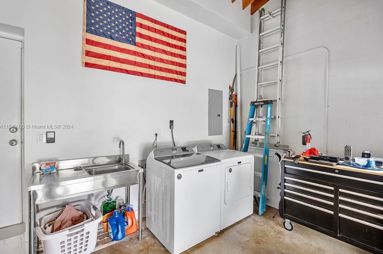 5900 58th Ter, Miami FL  33143-2219 exterior