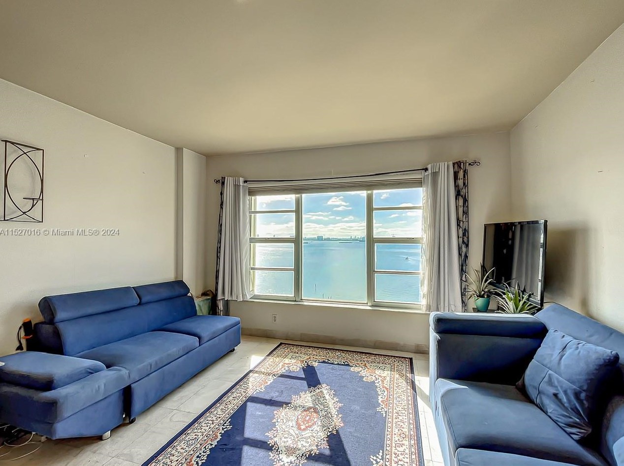 11111 Biscayne Blvd, Miami FL 33181-3494 exterior