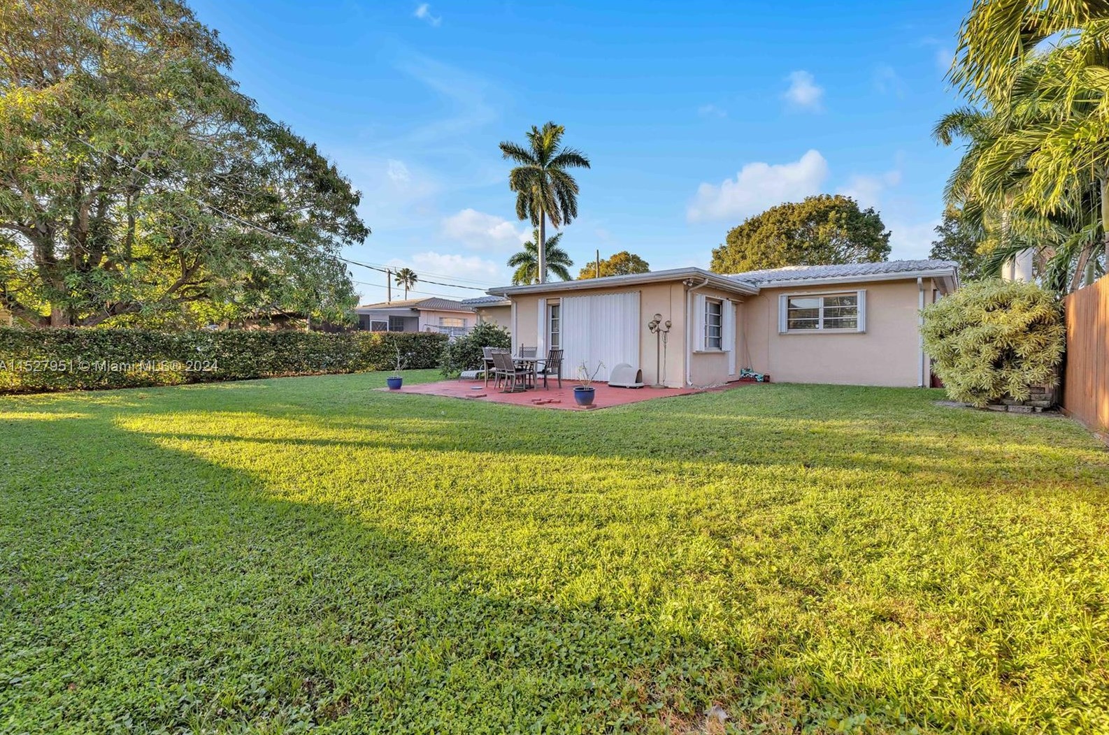 1328 Dewey St, Hollywood FL  33019-2206 exterior