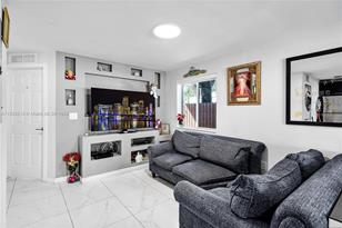 3019 45th St, Miami, FL 33142-4423