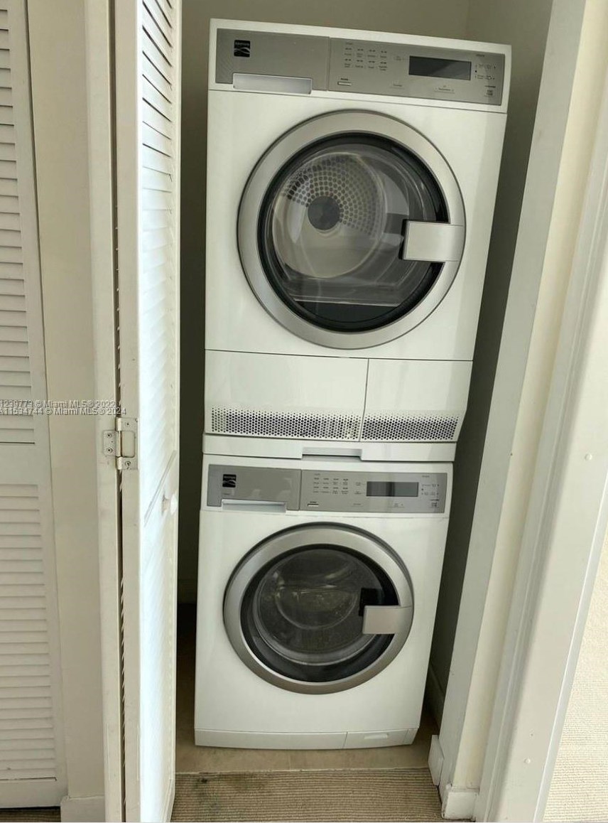 300 Biscayne Blvd, Miami FL  33131-5308 exterior