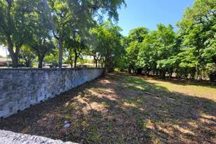 7400 Sabal Dr, Hialeah, FL 33014