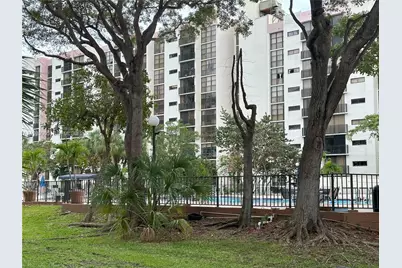 17021 N Bay Rd #320-4, Sunny Isles Beach, FL 33160 - Photo 2