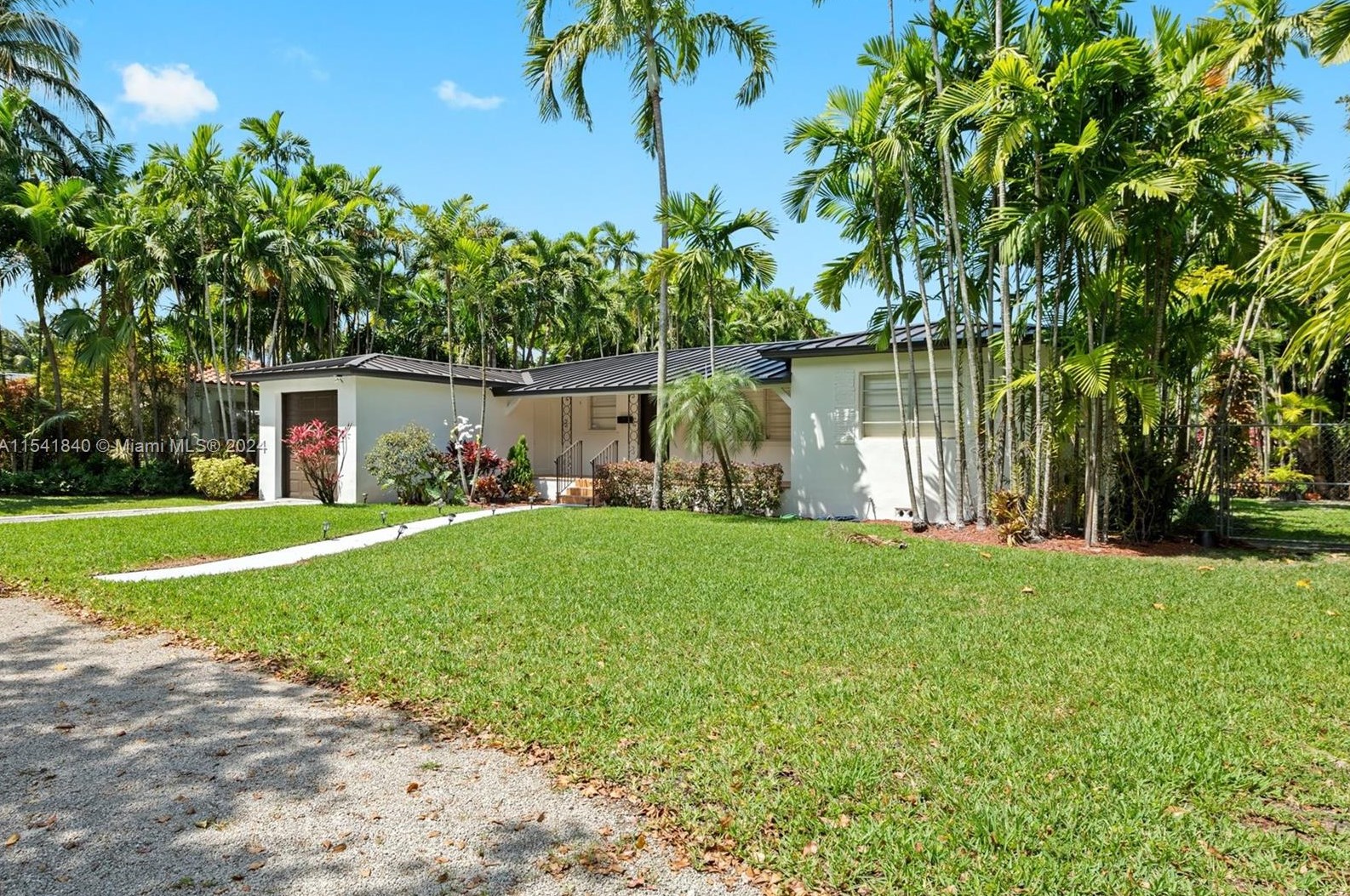 250 Esplanade Dr, Miami, FL 33166