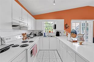 247 E 52nd St - Photo 4