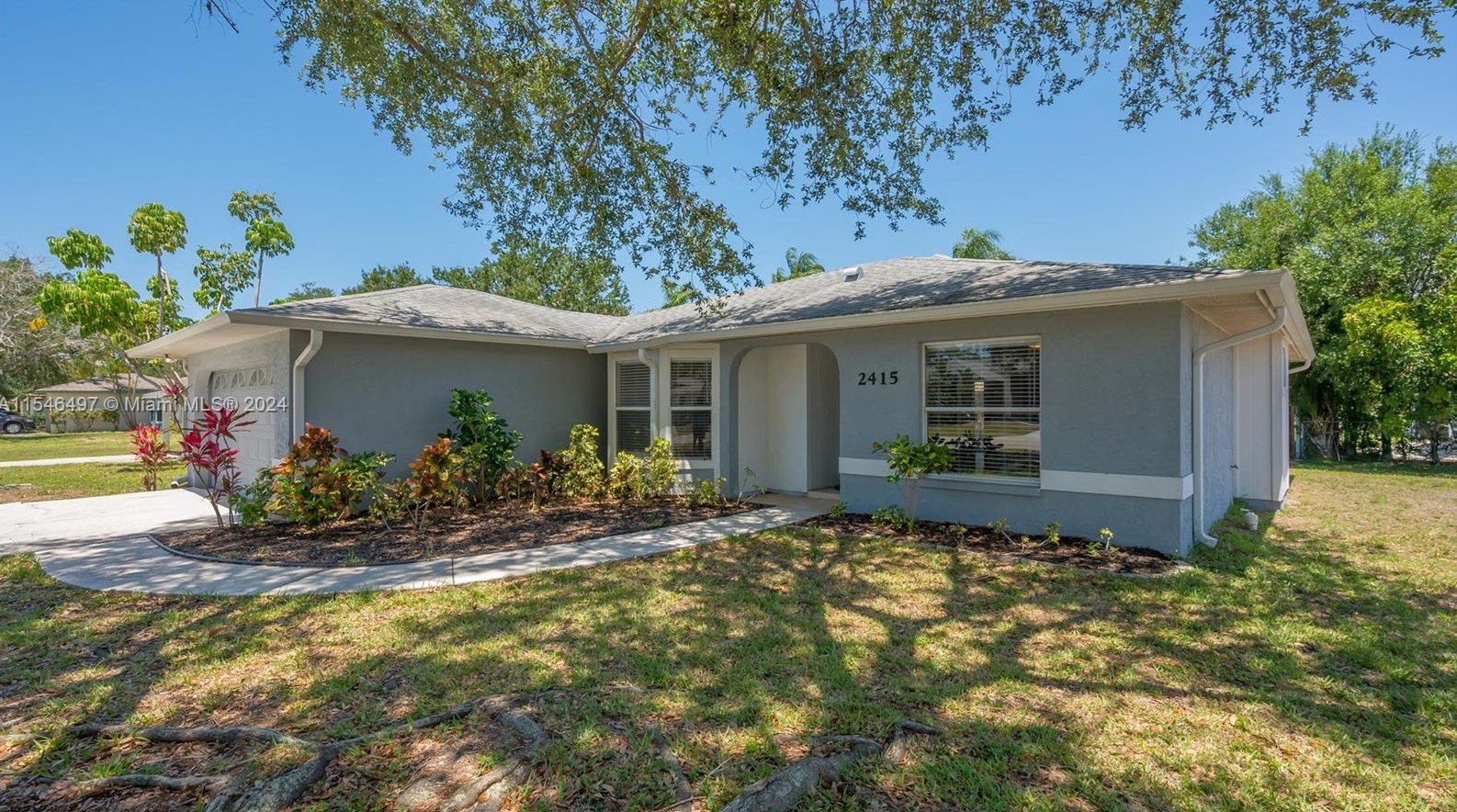2415 Pinehurst St, Sarasota, FL 34231-6837