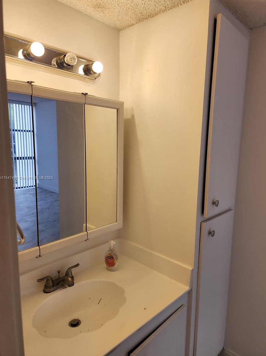 16909 Bay Rd, Miami FL 33160-4254 exterior