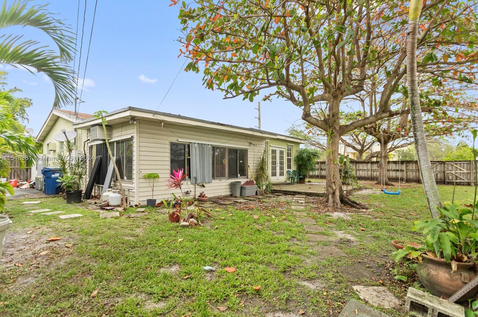 2560 207 Ter, Miami FL 33179-2020 exterior