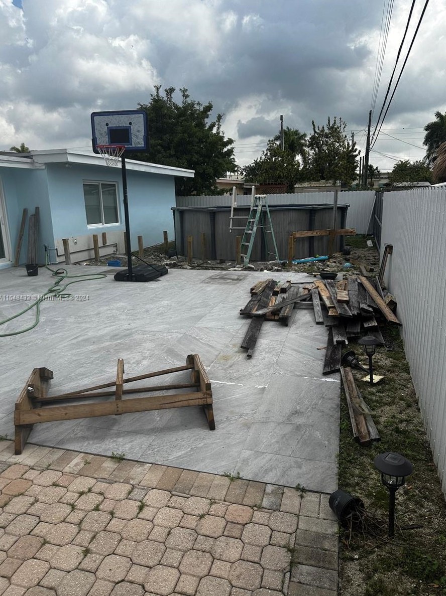 630 50th Pl, Hialeah FL  33012-3615 exterior