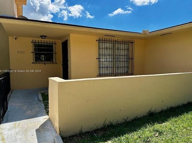 8302 10th St, Miami, FL 33126-2701