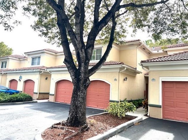 2556 Centergate Dr #204, Hollywood, FL 33025