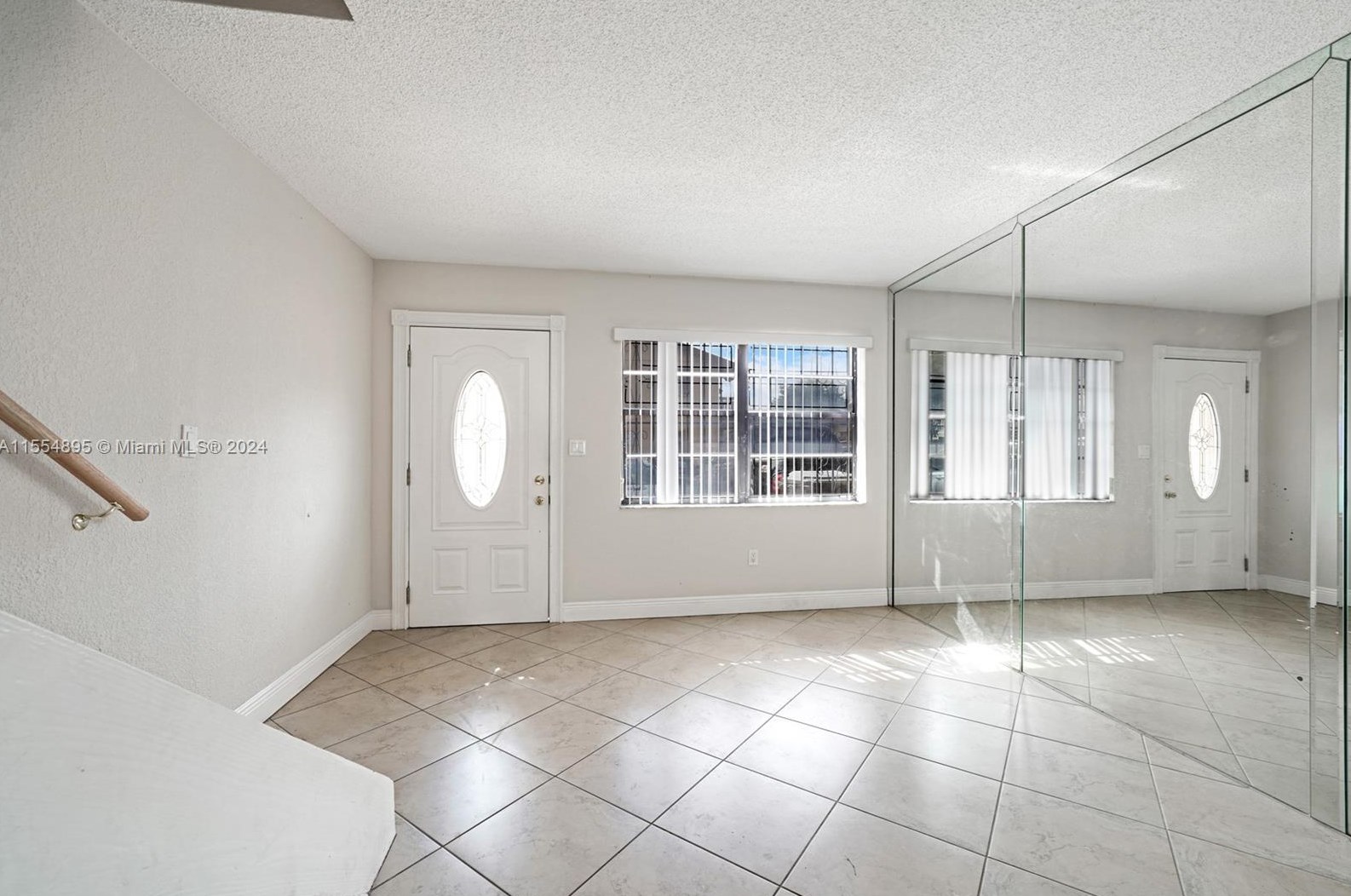 2201 W 52nd St #102, Hialeah, FL 33016