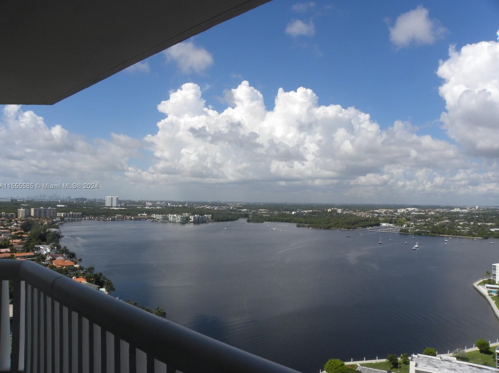 1000 Island Blvd, Miami FL 33160-4940 exterior