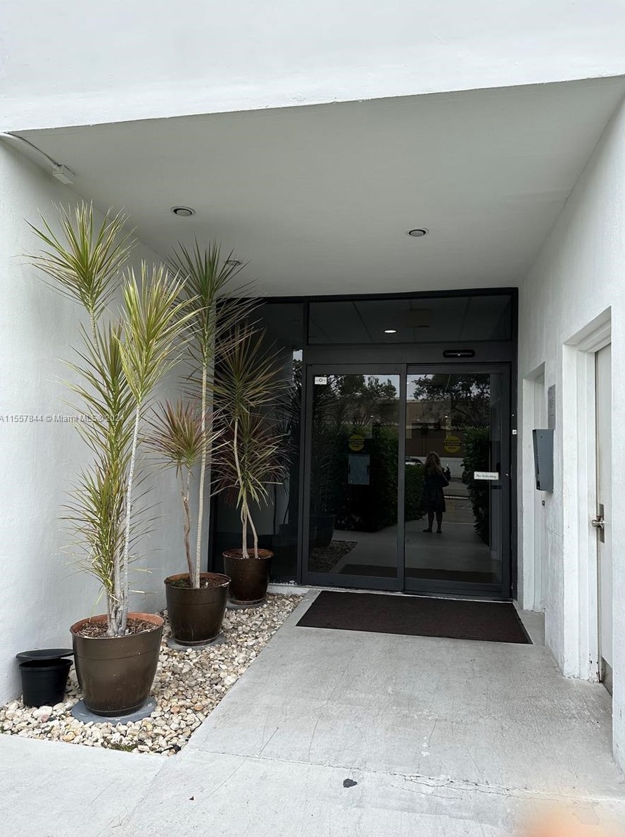 20100 Country Club Dr, Miami FL 33180-1672 exterior