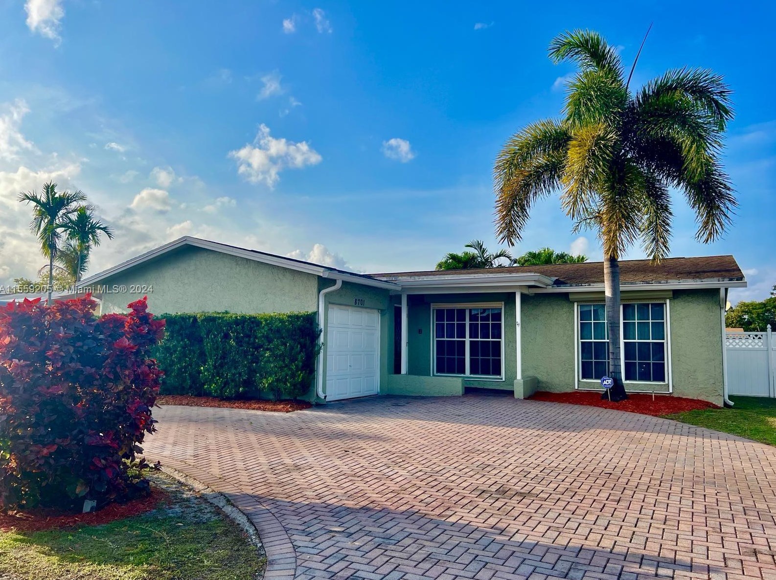 8701 7th Ct, Hollywood, FL 33024-6519