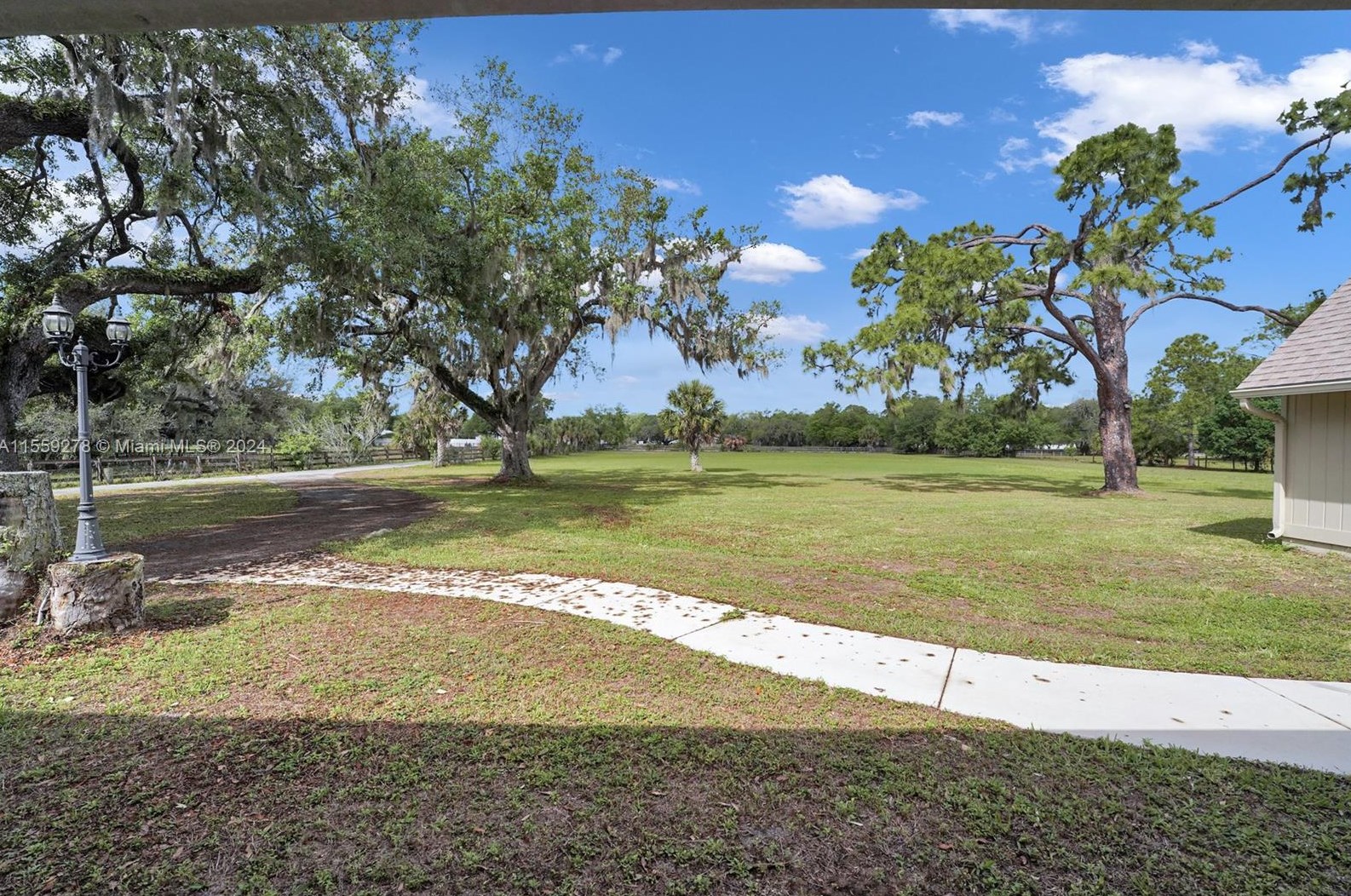 1200 Fox Creek Dr, Sarasota, FL 34240-9572