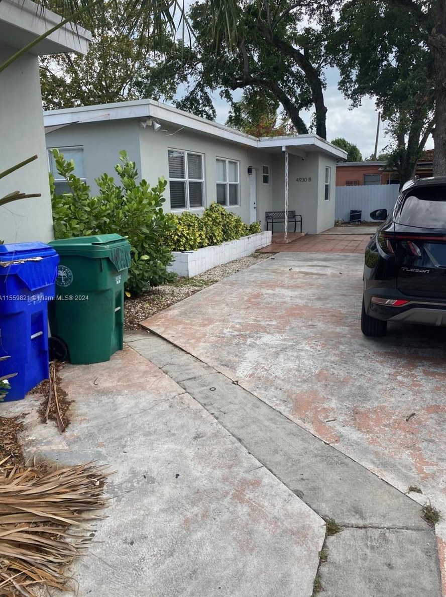 4930 4th St, Miami, FL 33126-5106