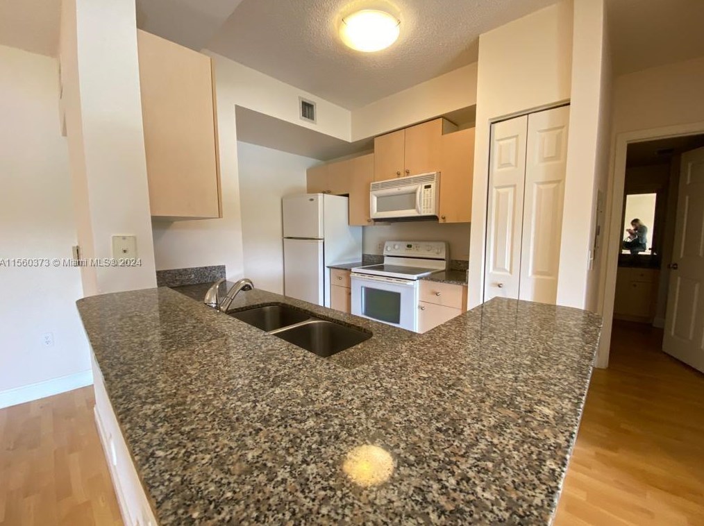 2424 Centergate Dr Apt 102, Hollywood, FL 33025