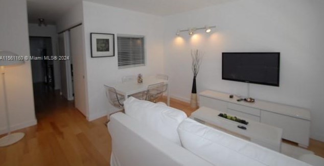 945 Meridian Ave, Miami, FL 33139-8414