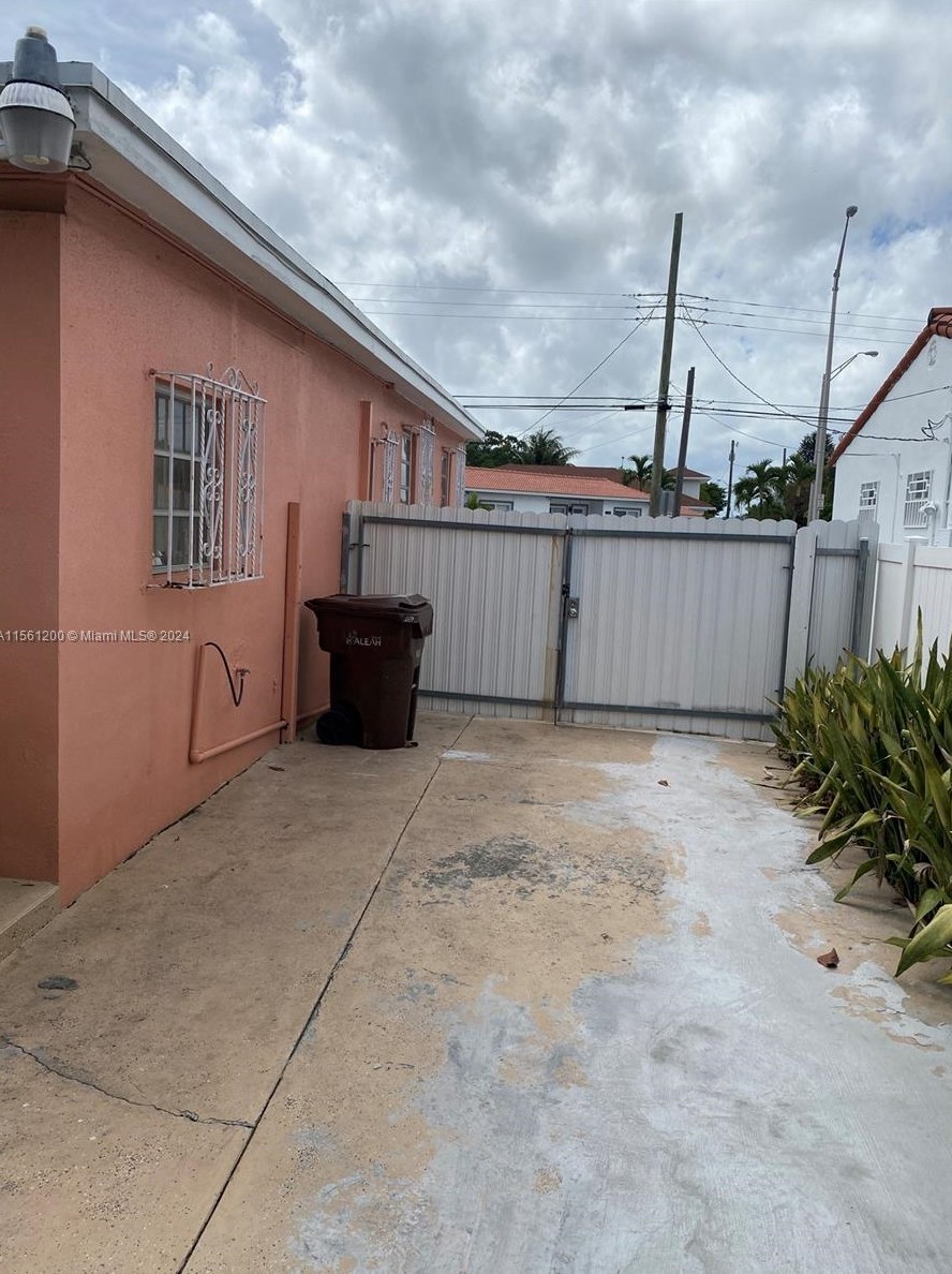 1105 Se 8th Ct, Hialeah, FL 33010