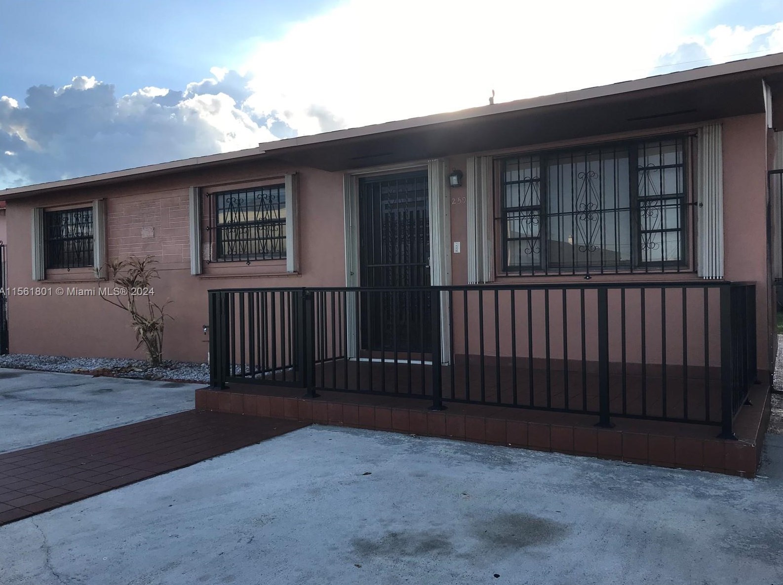 2596 W 8th Ave, Hialeah, FL 33010
