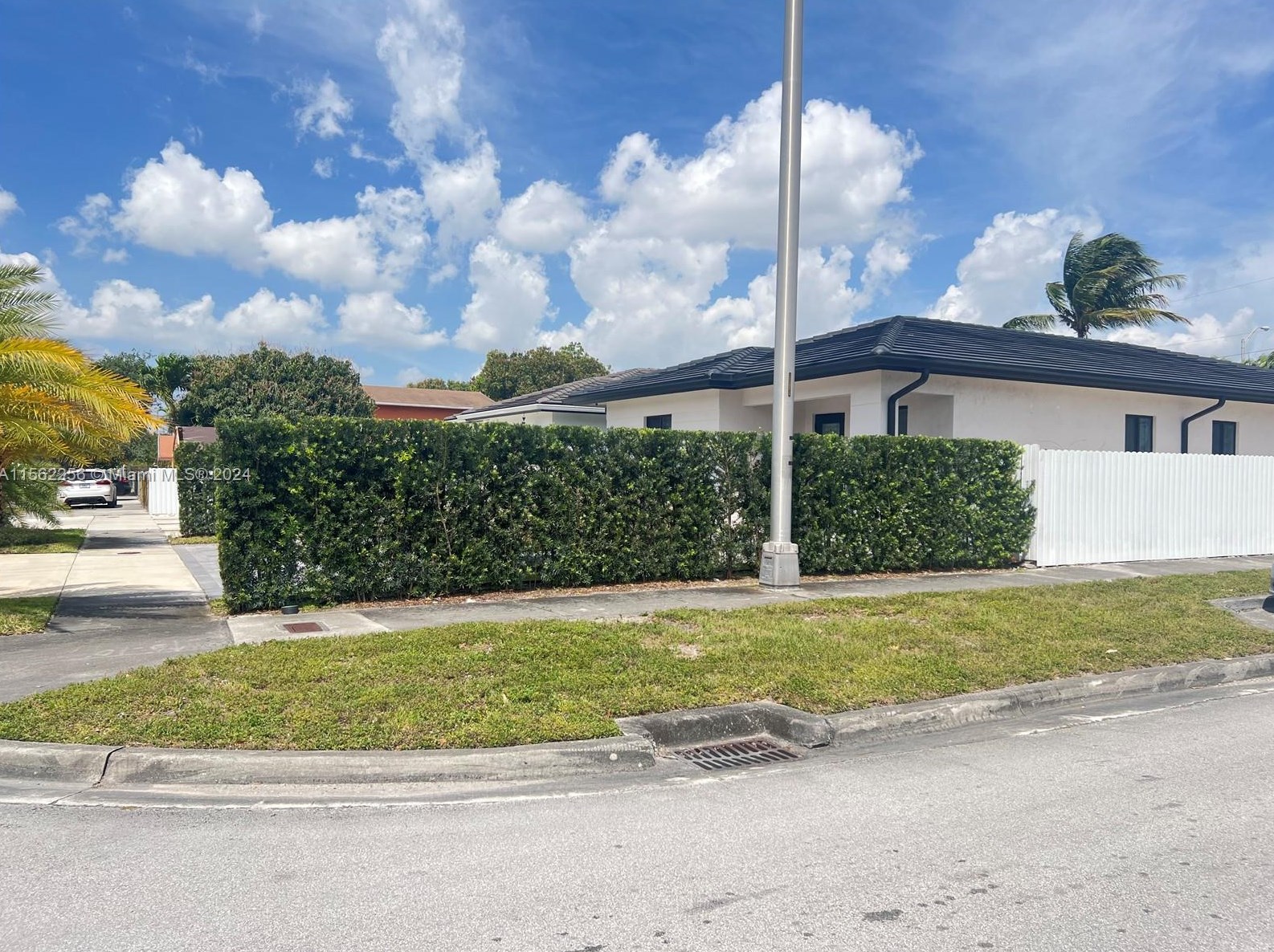 897 20th St, Hialeah, FL 33010-2310