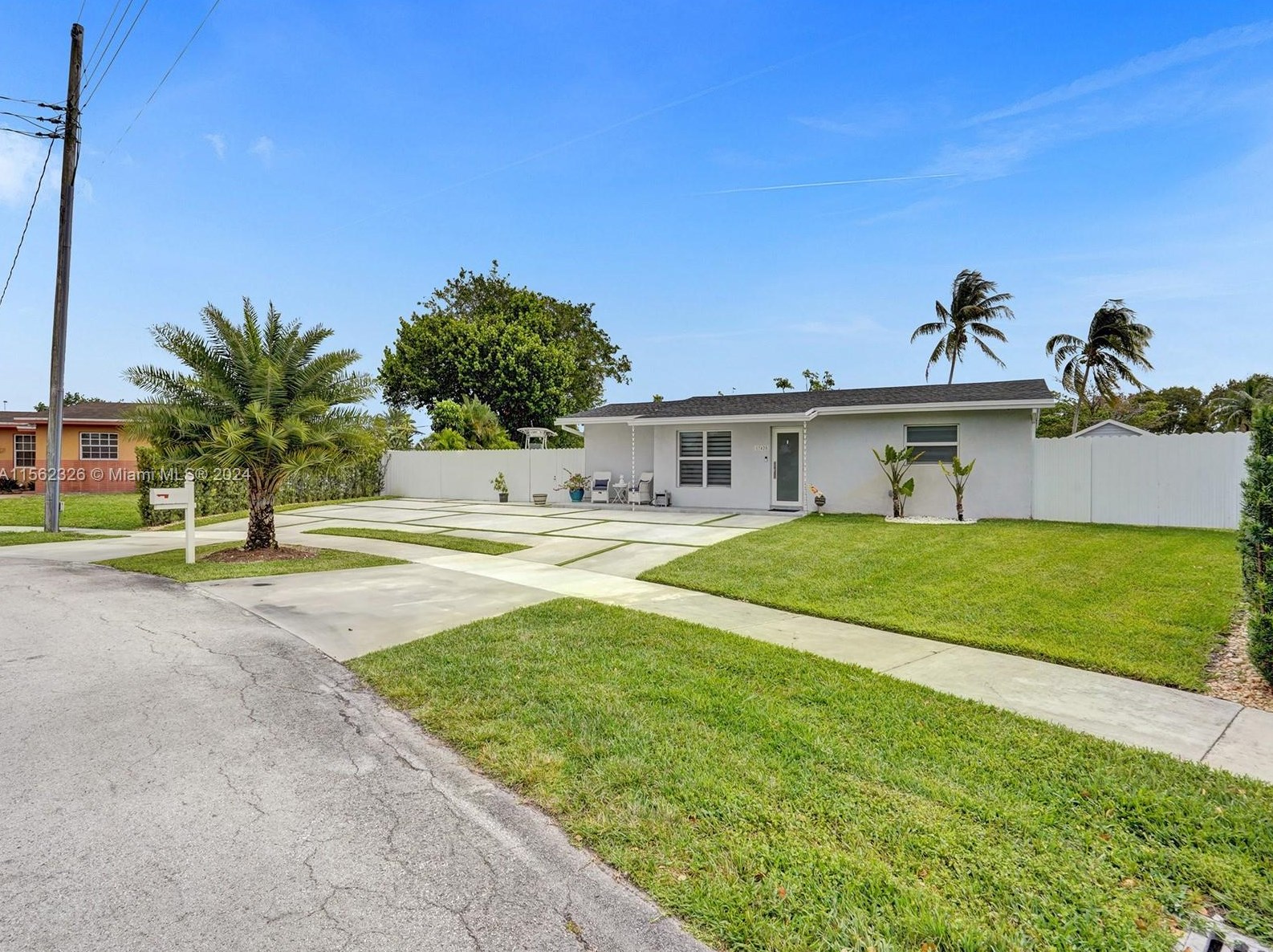 17425 77th Ct, Hialeah, FL 33015-3821