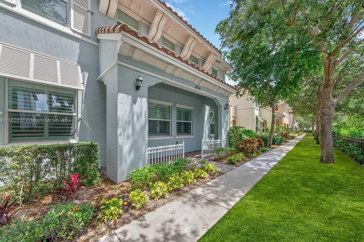 8158 Cascada Isles Dr, Hollywood, FL 33024-8574