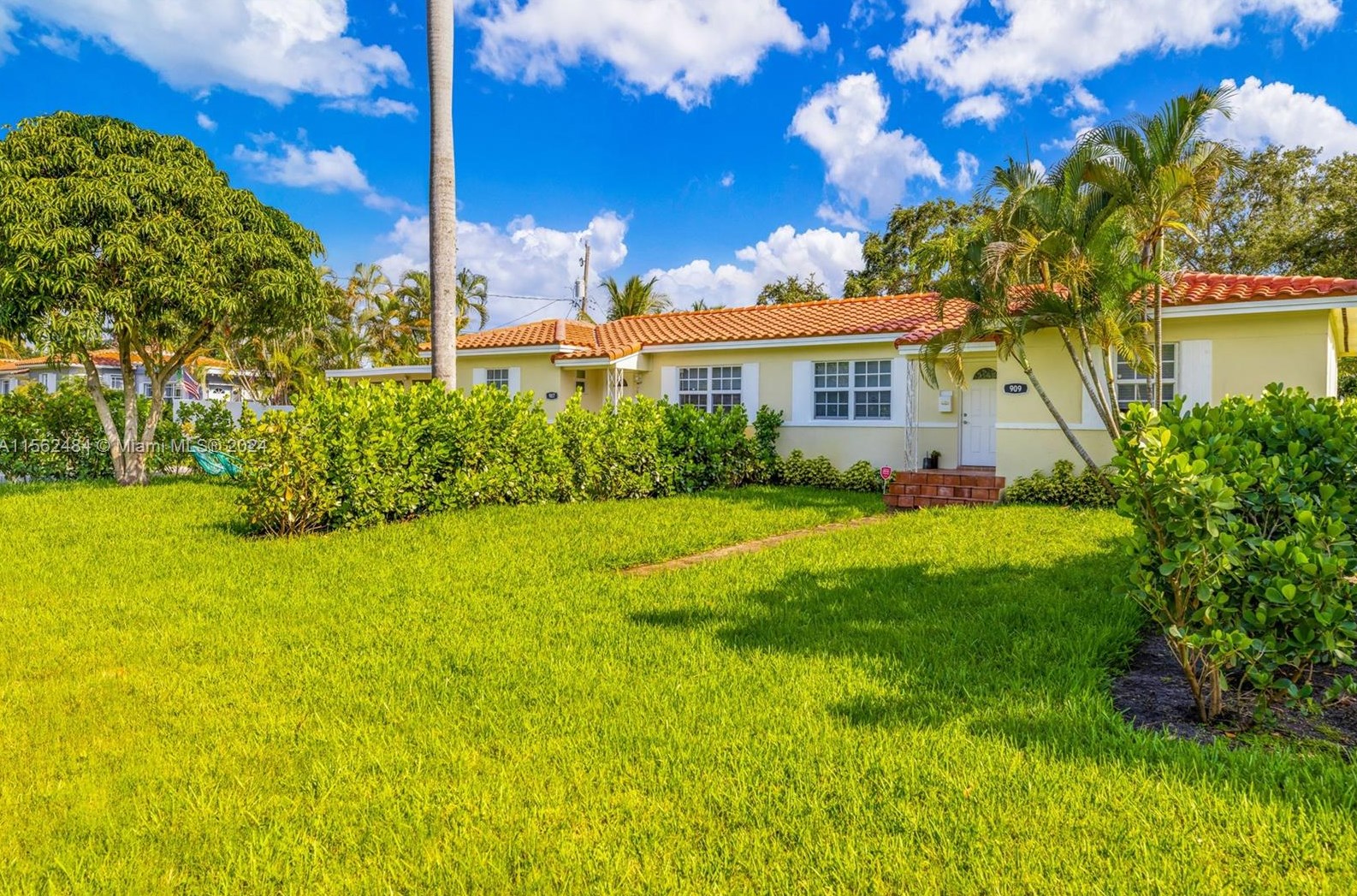 907 111th St, Miami, FL 33161-7619