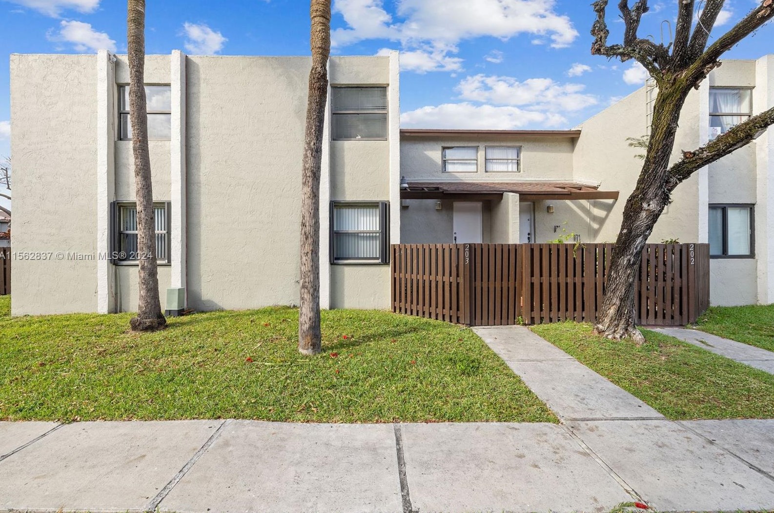 10050 9th Street Cir, Miami, FL 33172-5103